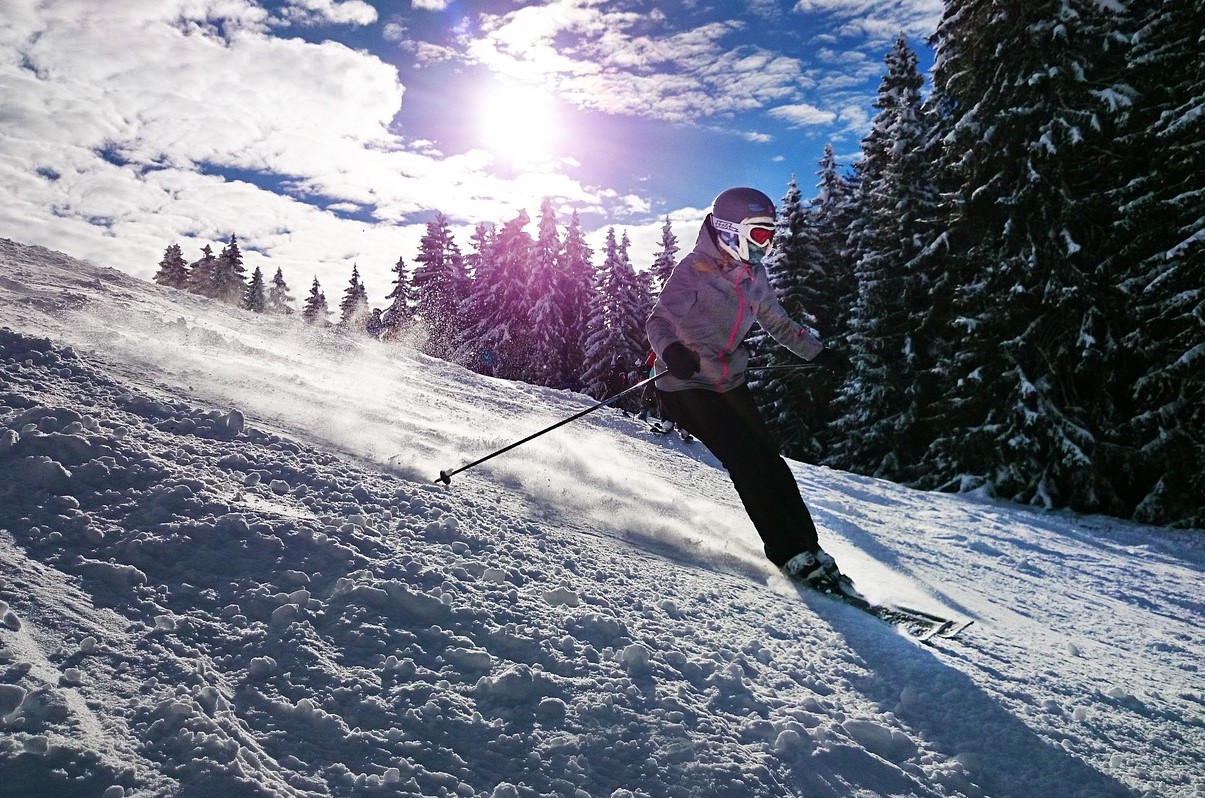 woman skiing. Image: rolfvandewal, Pixabay