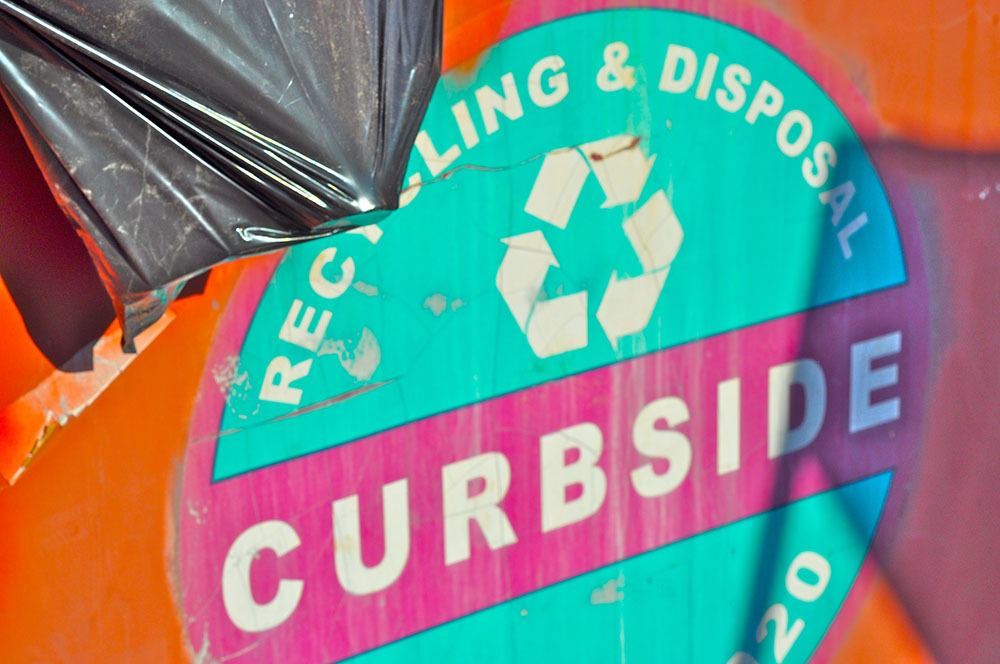 Curbside recycling bin