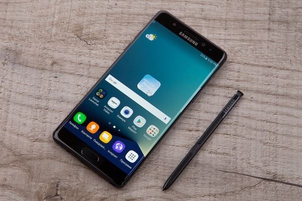Inside the Samsung Galaxy Note 7 are a number of hard-to-recycle metals. Photo: Photomans / Shutterstock.com