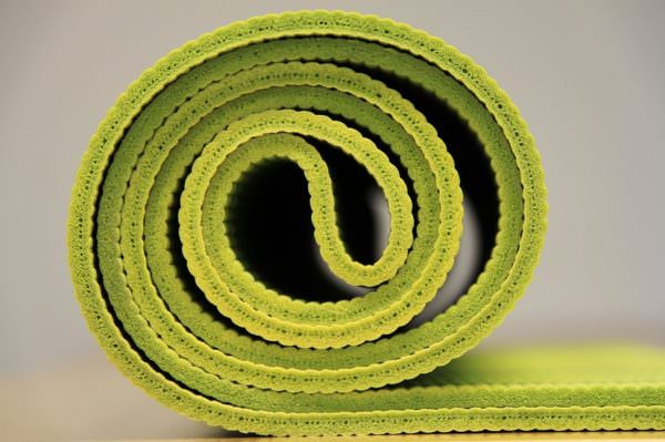 gros plan sur un tapis de yoga enroulé
