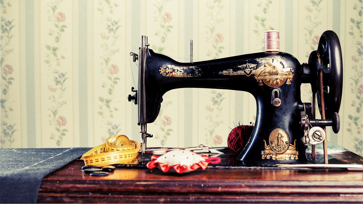old-fashioned sewing machine