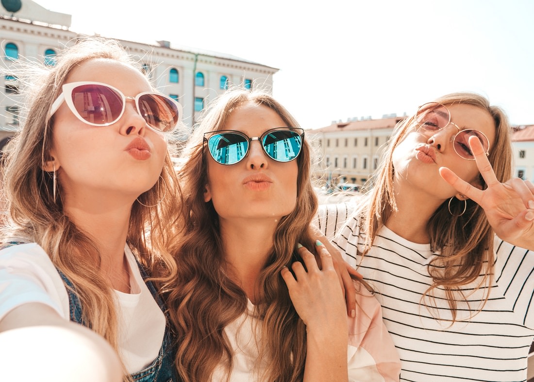 3 teenage girls taking selfie