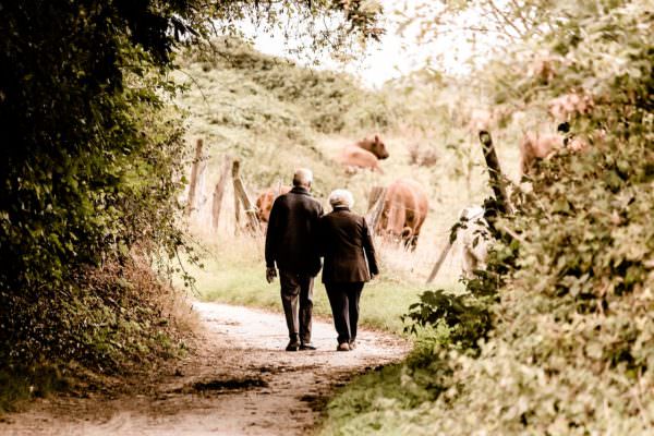 couple de personnes âgées marchant sur le sentier