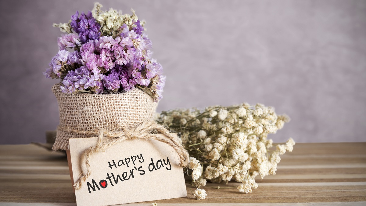 Happy mothers day card with dried flowers