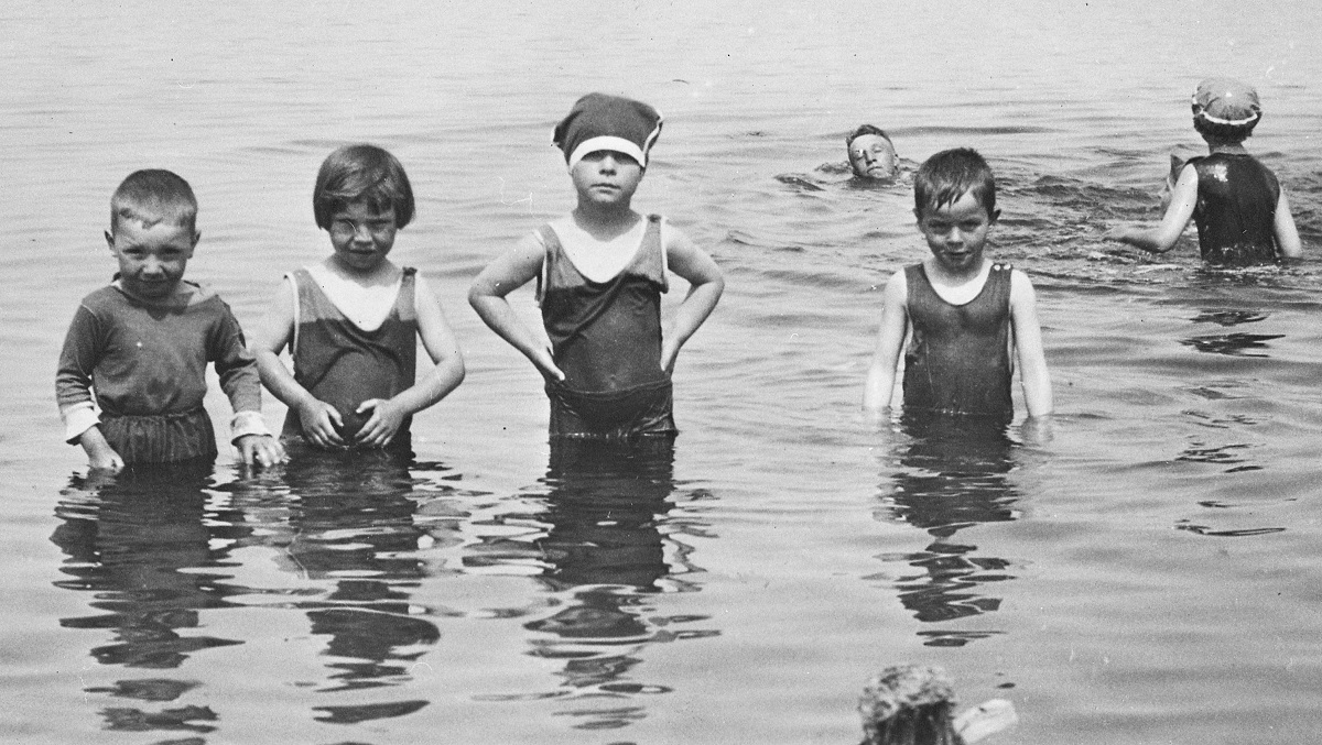 Historical photo of children wearing bathing suits of the 1920s
