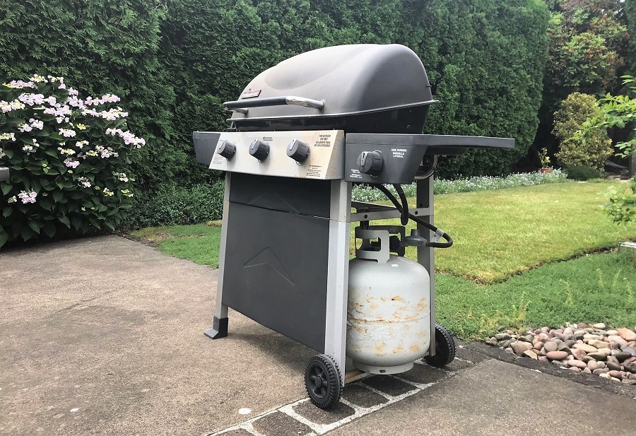 Grill with rusted propane tank