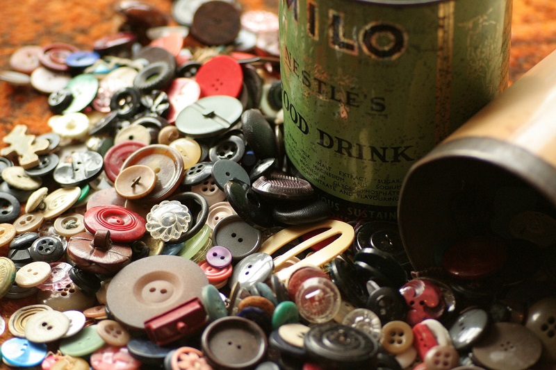 A pile of different types of buttons 