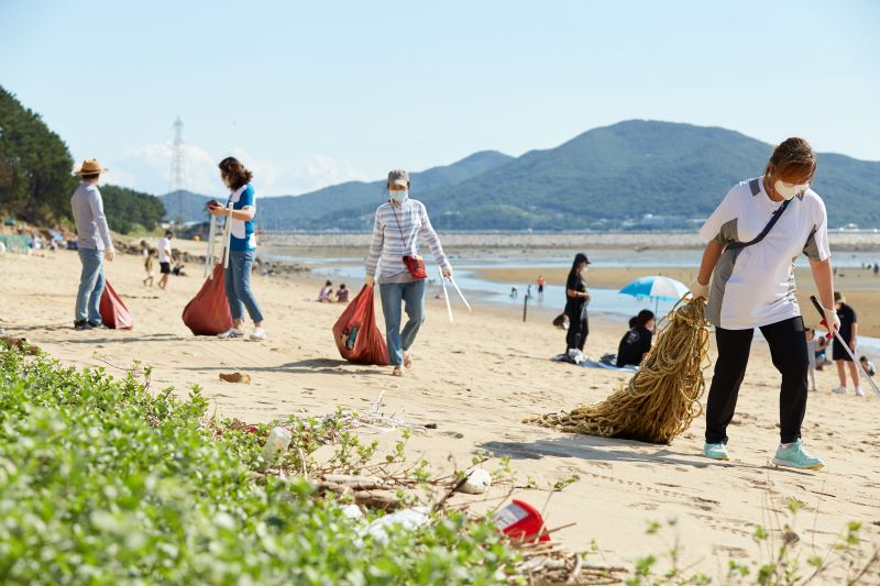 International Coastal Cleanup volunteers, South Korea, 2020