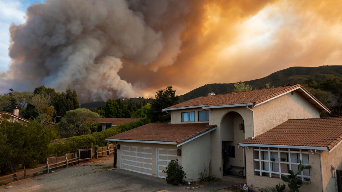 homes threatened by "River Fire" in California, 2020