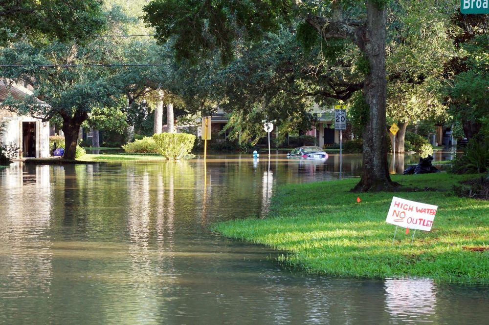 Rue résidentielle inondée à Houston, Texas