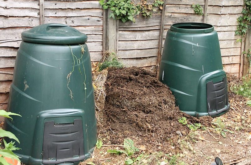 Plastic compost bins with lids
