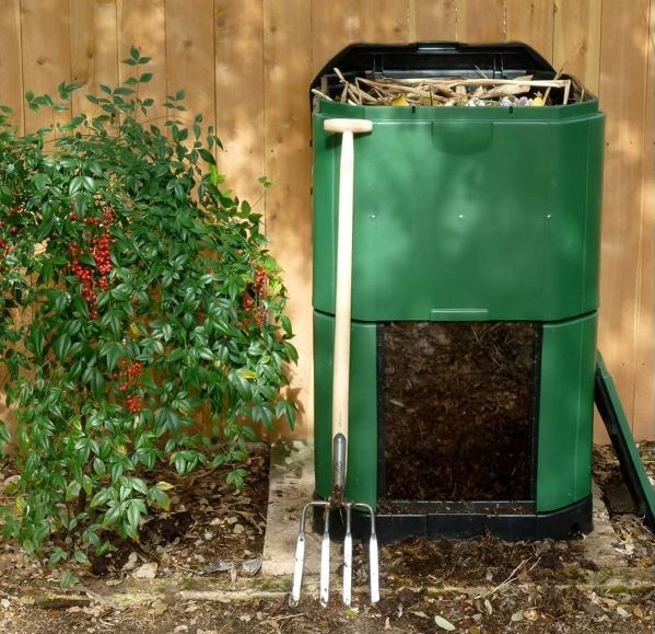 Insulated compost bin for year-round composting