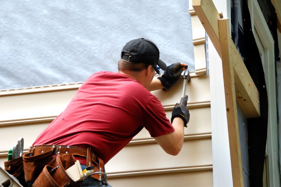 worker installing home siding
