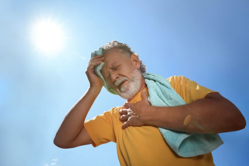 Homme âgé souffrant d'une maladie liée à la chaleur